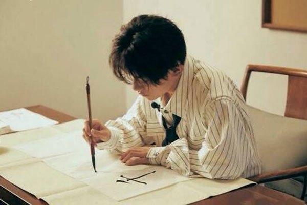 易烊千玺个人资料简介及家世 爸爸什么作工作(家庭背景惊人)