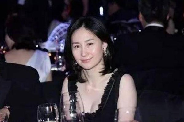 陈百强与何超琼在一起多久 何超琼第一次是给陈百强的吗