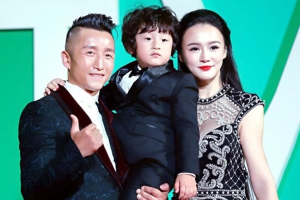 冉莹颖机场秀夸张上围 拳王邹市明老婆隆胸了吗