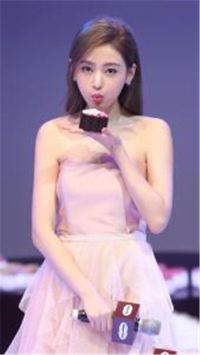 张天爱r环是怎么回事 邓超转发张天爱乳环并不明显
