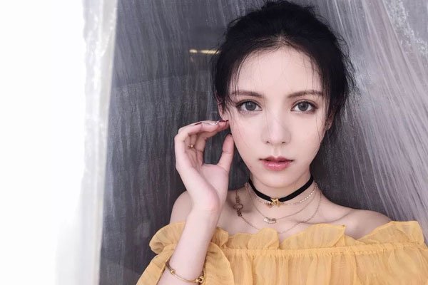 张予曦整容网红前照片对比 好惊吓:张予曦是不是整容呀