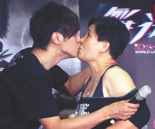 罗志祥和妈妈的吻 为什么罗志祥是草妈狂魔