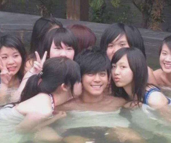 罗志祥和妈妈的吻 为什么罗志祥是草妈狂魔