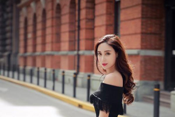 陈翔六点半球球被按桌子上嘿嘿嘿被啃奶 危险的爱球球餐桌被老公家暴图片