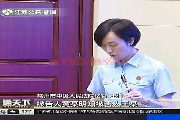 金坛二中黄老师教室门3分多钟 尺度不要不要的黄老师被人偷拍到