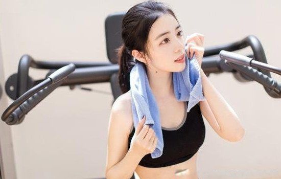 余霜眼神迷离照引粉丝热议 英雄联盟余霜按摩椅小偷事件始末