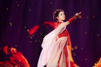 哈妮克孜蜡烛事件始末 被娱乐圈大佬弄进了医院