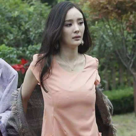 杨幂个人资料简介 女演员杨幂的胸那么大是挤出来的吗