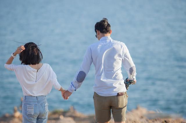 夫妻睡觉左右位置有讲究吗 妻子应该睡在丈夫的左边还是右边