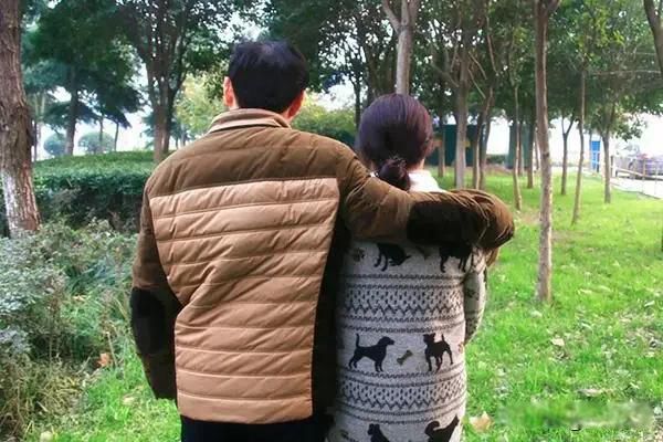 夫妻睡觉左右位置有讲究吗 妻子应该睡在丈夫的左边还是右边