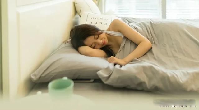 夫妻睡觉左右位置有讲究吗 妻子应该睡在丈夫的左边还是右边