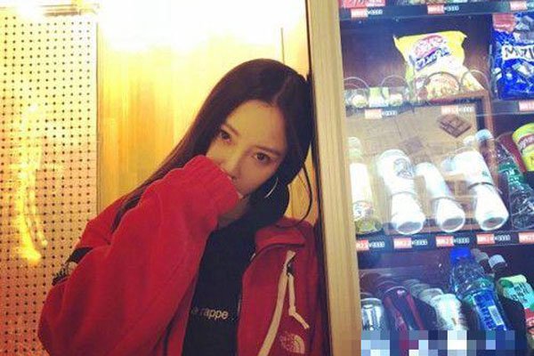 李小璐夜宿门来龙去脉是真吗 王思聪怼李小璐:我去做头发了