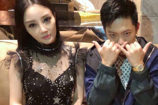 李小璐夜宿门来龙去脉是真吗 王思聪怼李小璐:我去做头发了