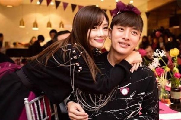 李小璐夜宿门来龙去脉是真吗 王思聪怼李小璐:我去做头发了