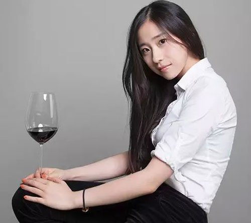 王胜寒的身材怎么样 醉鹅娘红色泳衣童颜巨乳身材真好