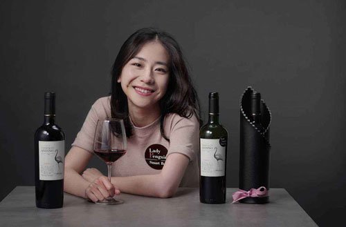 王胜寒的身材怎么样 醉鹅娘红色泳衣童颜巨乳身材真好