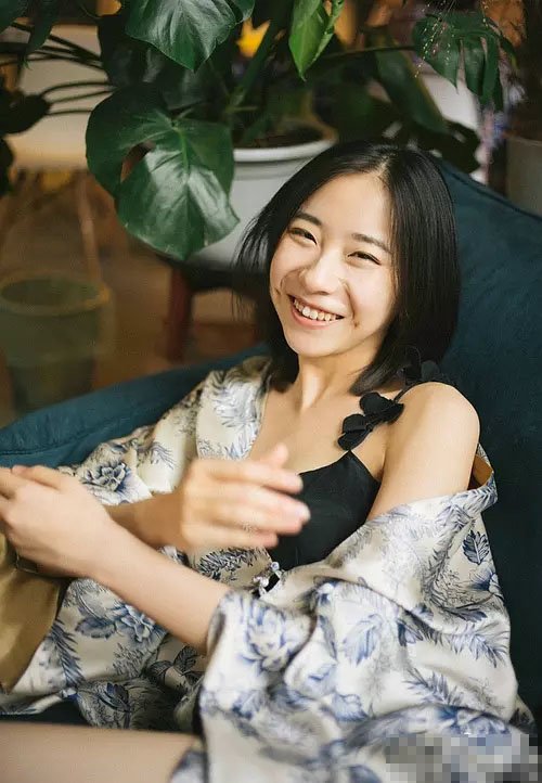 王胜寒的身材怎么样 醉鹅娘红色泳衣童颜巨乳身材真好