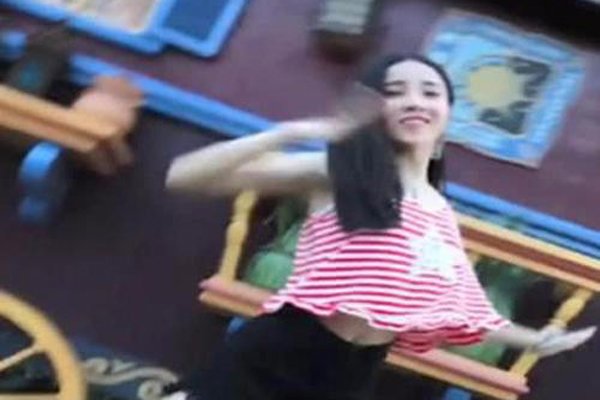抖音上发无罩跳舞 一些胸特别大的id发无罩跳舞视频窗口