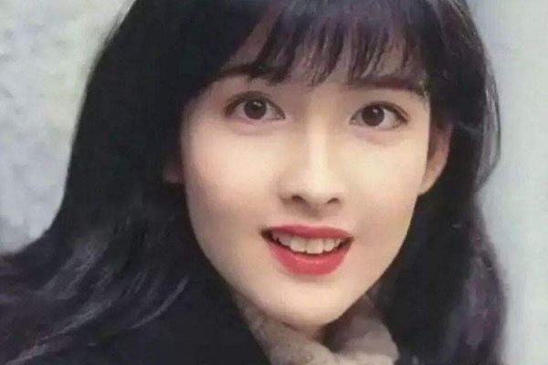 周慧敏被脱得精光三级 玉女掌门人一颦一笑摄人心魄