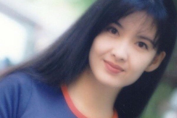 周慧敏被脱得精光三级 玉女掌门人一颦一笑摄人心魄