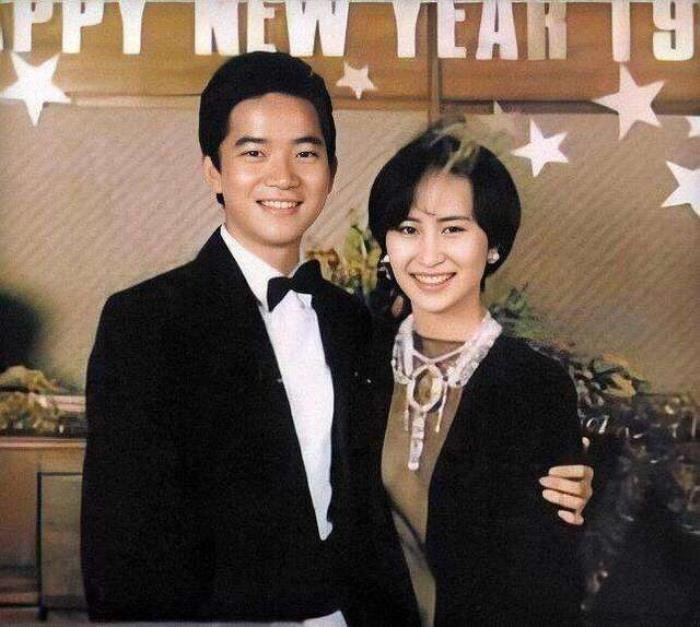 何超琼哭陈百强视频很感人 陈百强墓旁被何超琼买了