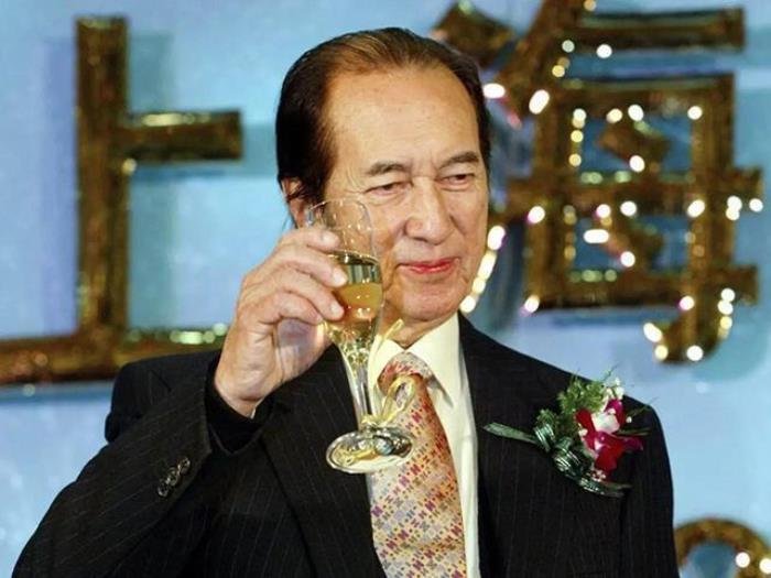 何超琼哭陈百强视频很感人 陈百强墓旁被何超琼买了