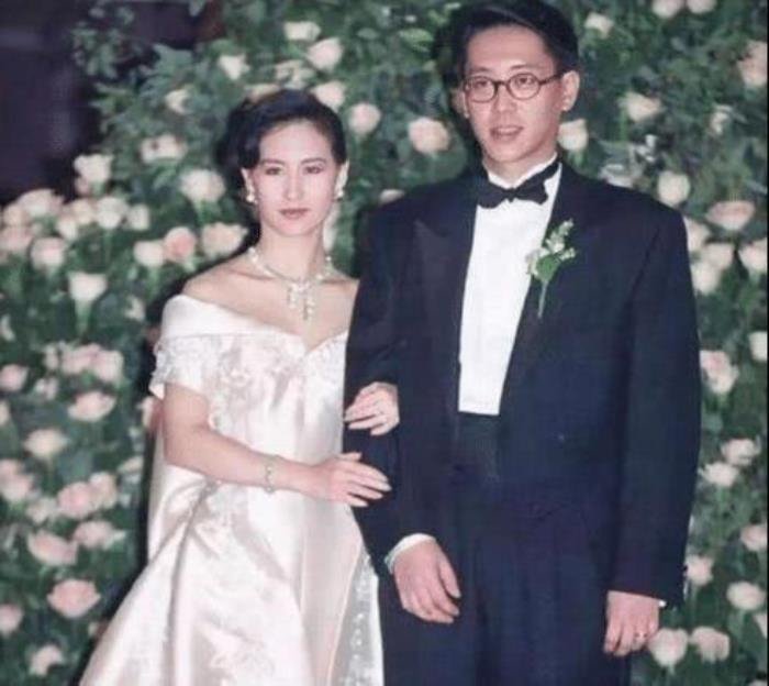 何超琼哭陈百强视频很感人 陈百强墓旁被何超琼买了