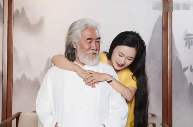 张纪中三任妻子简历 现任老婆多大年龄(相差30岁)