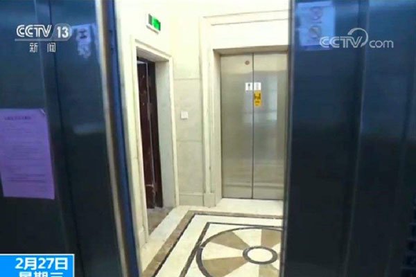 湖南电梯门是怎么回事 一对学生在电梯里亲吻起来毫不在意旁人