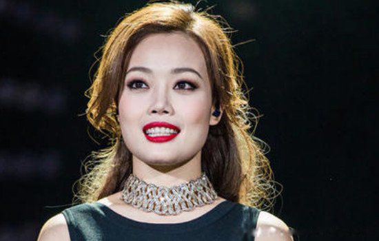 容祖儿怎么夹断春卷 大佬要她下体夹断春卷是咋回事