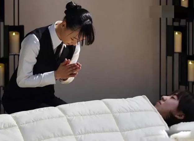殡仪馆抬尸工多少钱一天 一天800真的吗?殡仪馆抬尸工真实工资
