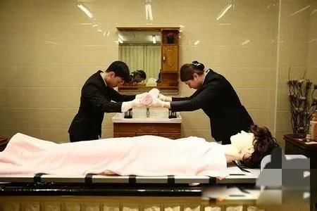 殡仪馆抬尸工多少钱一天 一天800真的吗?殡仪馆抬尸工真实工资