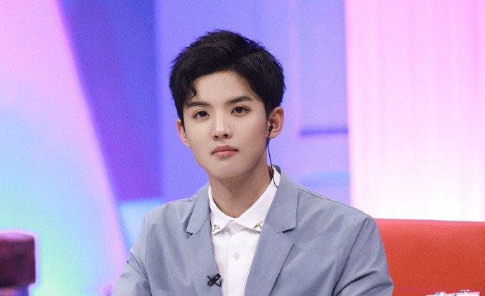 22岁周峻纬婚纱照 称老婆夫人:周峻纬婚纱照微博秀恩爱事件