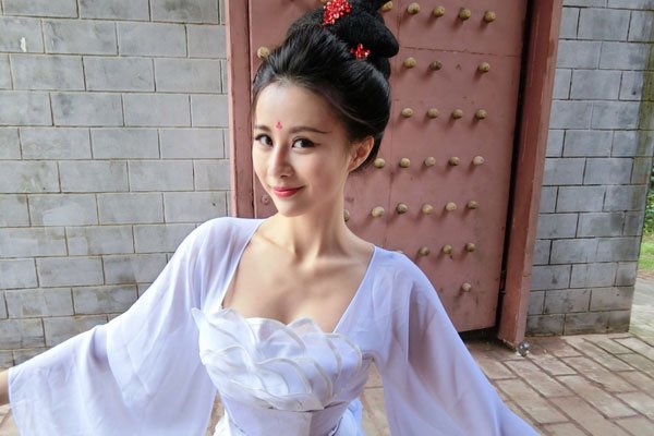 陈翔6点半球球抖胸被啃图 看呆了:球球漏罩是真的大