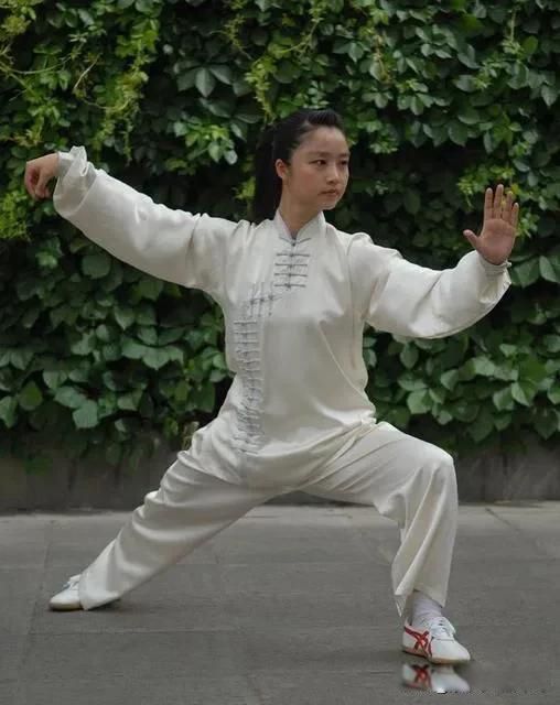 他强任他强,清风拂山岗,他横由他横,明月照大江解释意思 九阳真经口诀的理解