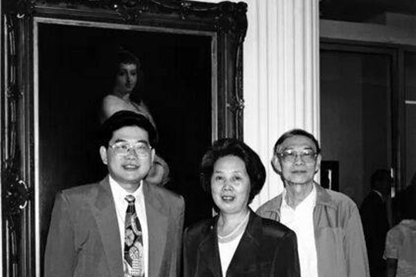 曹可凡的显赫家世是什么 在娱乐圈中曹可凡为什么不被尊重