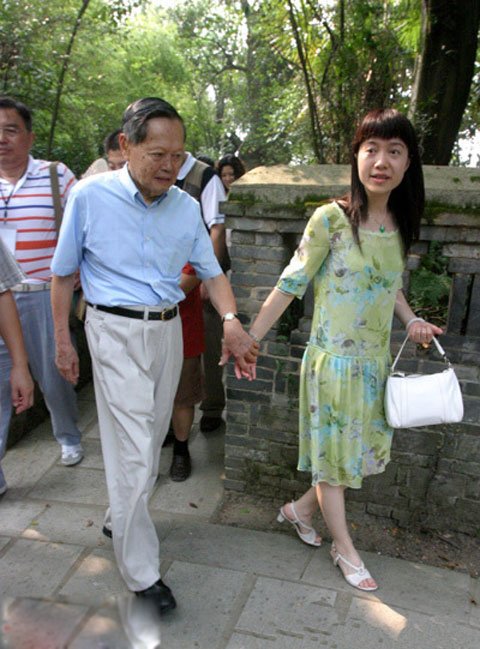 翁帆有没有生子 杨振宁和翁帆产下一女孩子4岁