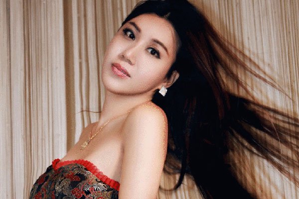 女子当众撩衣给男友喂奶 莫露露认母哺乳饭局喂奶事件始末