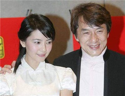 成龙高圆圆肛裂事件 索要签名:高圆圆和成龙亲密合影