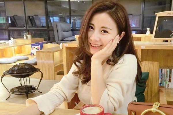 球球被按餐桌的视频胸被压扁了 6点半球球按在桌子上被老公家暴