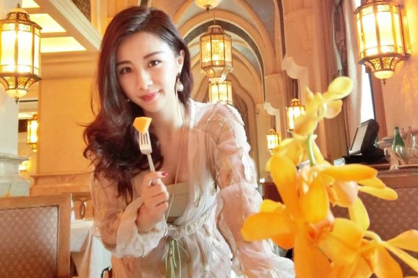 球球被按餐桌的视频胸被压扁了 6点半球球按在桌子上被老公家暴