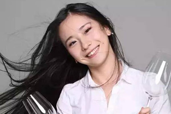 醉鹅娘红酒事件早期泳装 王胜寒的花边消息和美酒故事