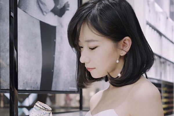 醉鹅娘红酒事件早期泳装 王胜寒的花边消息和美酒故事