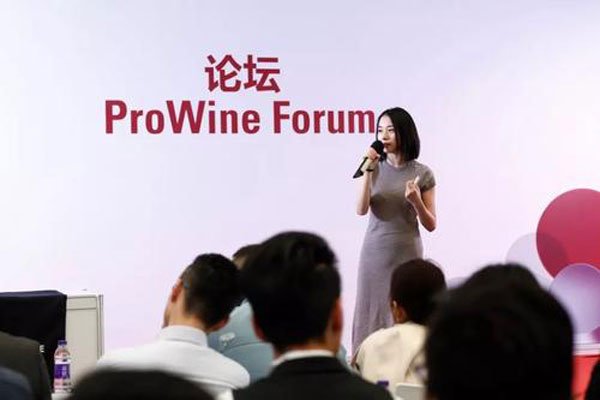 醉鹅娘红酒事件早期泳装 王胜寒的花边消息和美酒故事