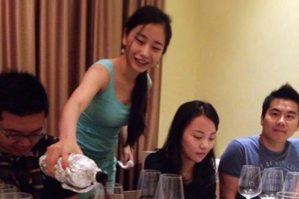 醉鹅娘红酒事件早期泳装 王胜寒的花边消息和美酒故事