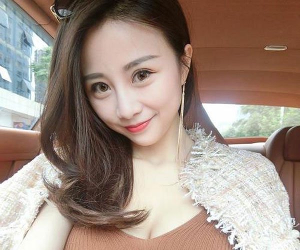 纪文君餐桌片段视频禁图 女一号穿着性感身材火辣