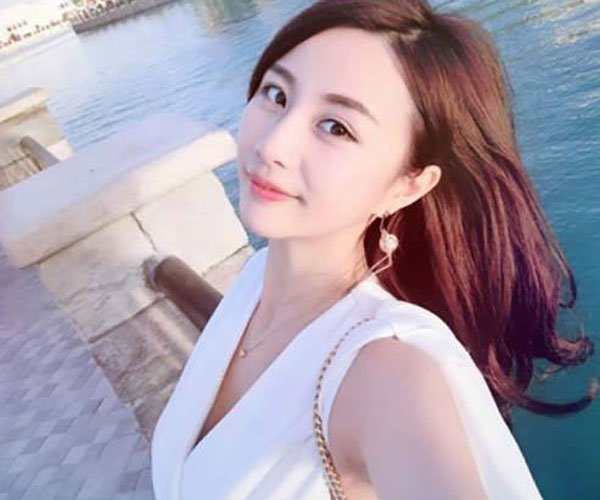纪文君餐桌片段视频禁图 女一号穿着性感身材火辣