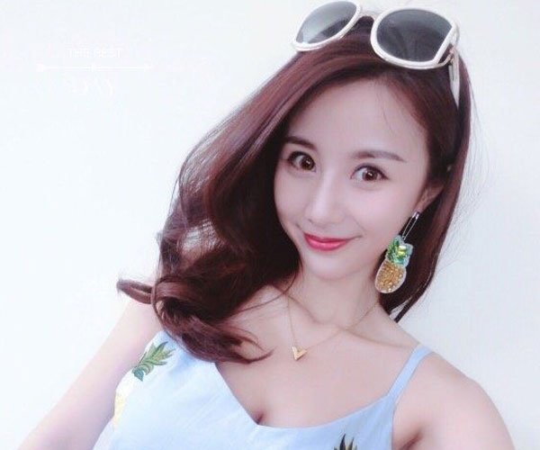 纪文君餐桌片段视频禁图 女一号穿着性感身材火辣