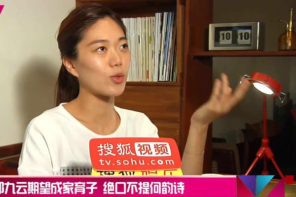 何韵诗怎么搜不到 在香港现状被封杀:何韵诗啤酒事件是怎么回事