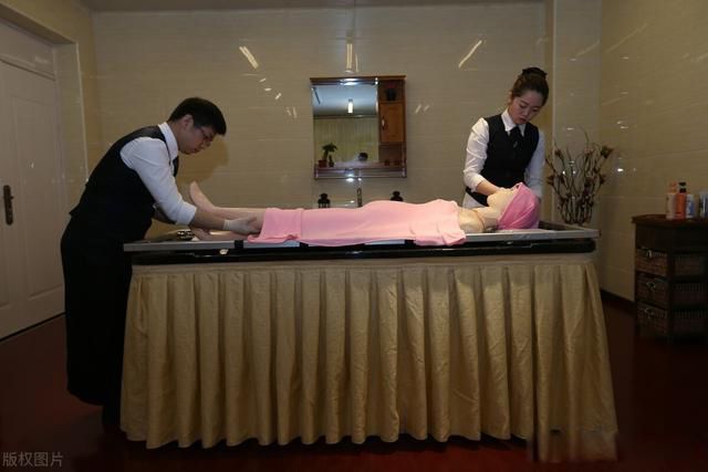 抬尸工招聘一天多少钱 殡仪馆遗体接运工工资很高